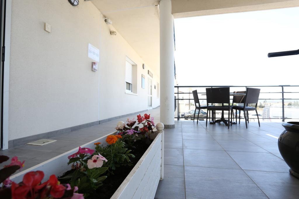 Hotel Restaurant Les Pielettes Le Rove Exterior foto